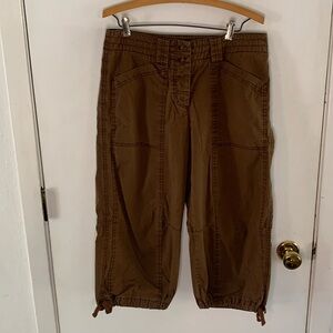Sundance brown cotton capris with tied bottom Size 8